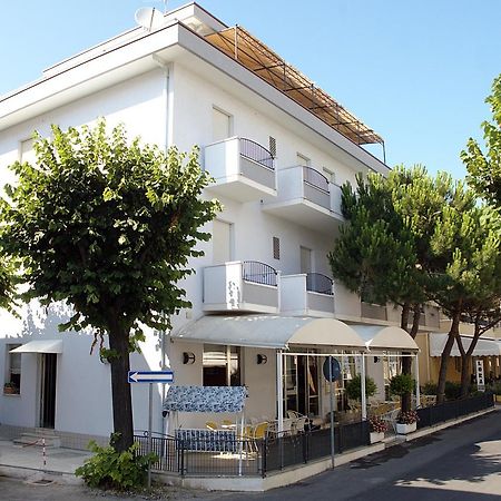 Hotel Lora Ρίμινι Εξωτερικό φωτογραφία