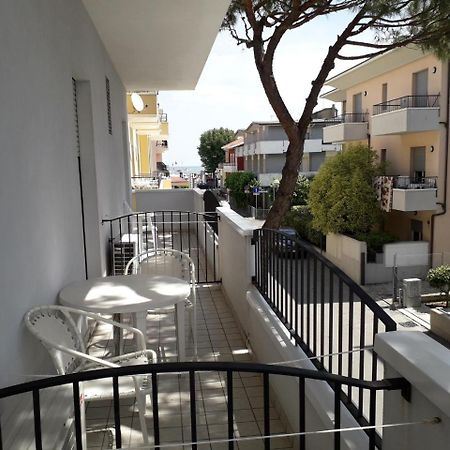 Hotel Lora Ρίμινι Εξωτερικό φωτογραφία