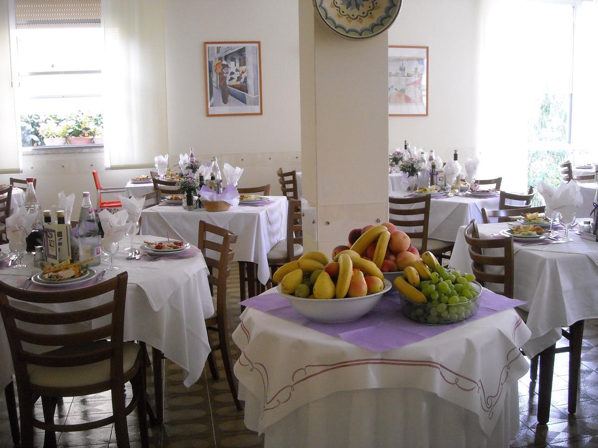 Hotel Lora Ρίμινι Εξωτερικό φωτογραφία