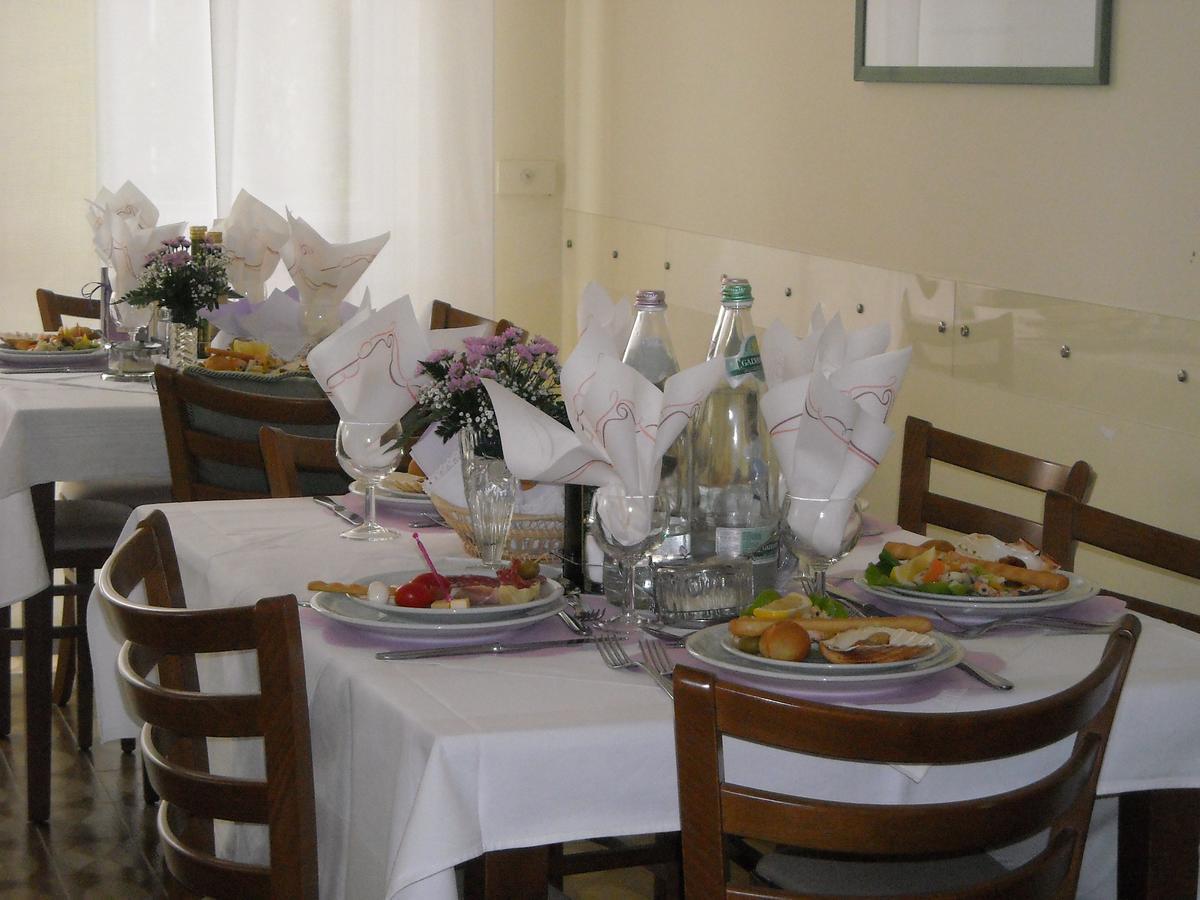 Hotel Lora Ρίμινι Εξωτερικό φωτογραφία