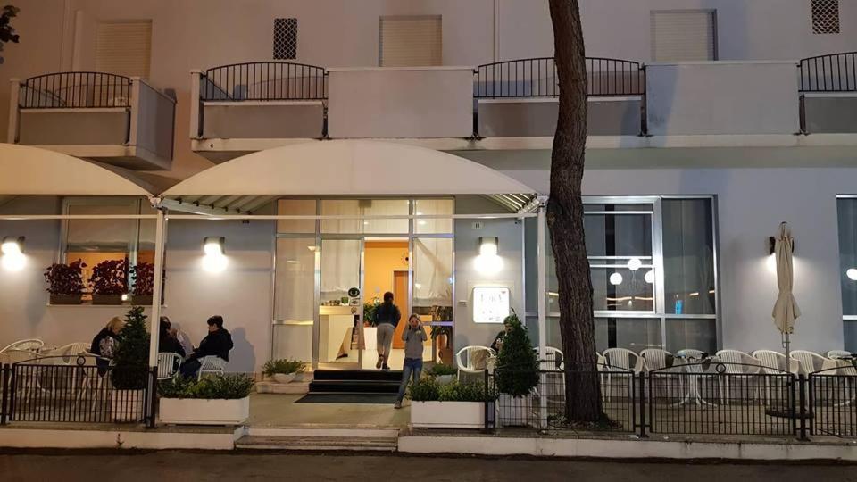 Hotel Lora Ρίμινι Εξωτερικό φωτογραφία
